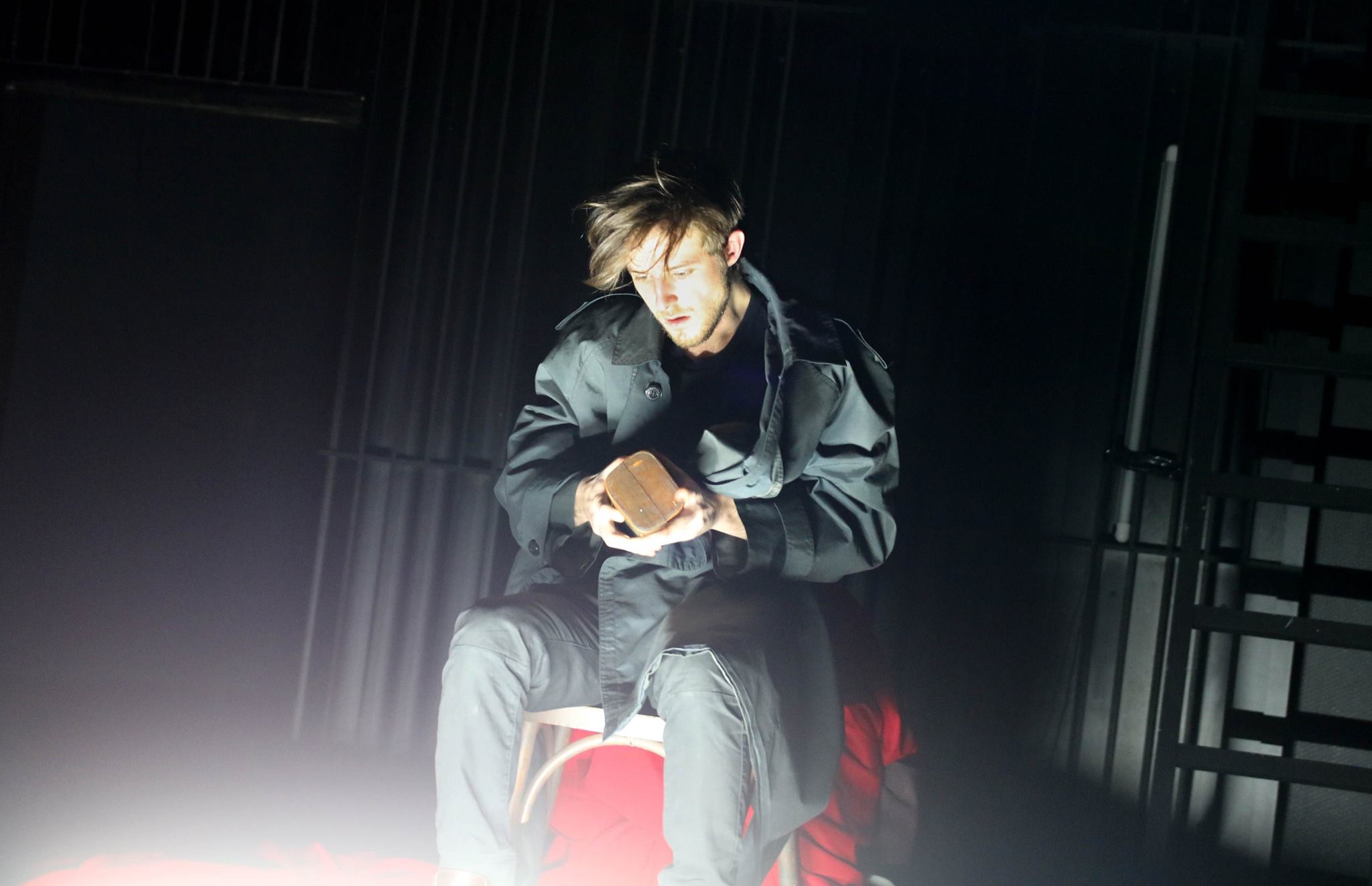 Skats no izrādes "Raskoļņikova murgi" (2016, rež. Mārtiņš Zariņš). Raskoļņikovs - Mārtiņš Zariņš // Foto - Kristians Poikāns